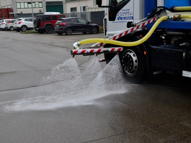 Moduli idrici polivalenti e attrezzature per il lavaggio delle strade