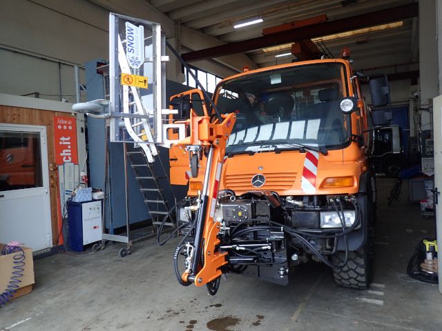 Spray cleaning bar for New Jersey and road barriers