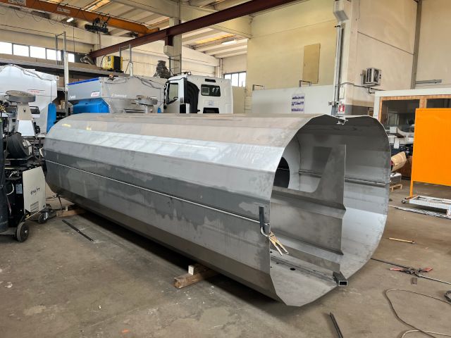 Progettazione e produzione cisterne per trasporto acqua e lavastrade su misura