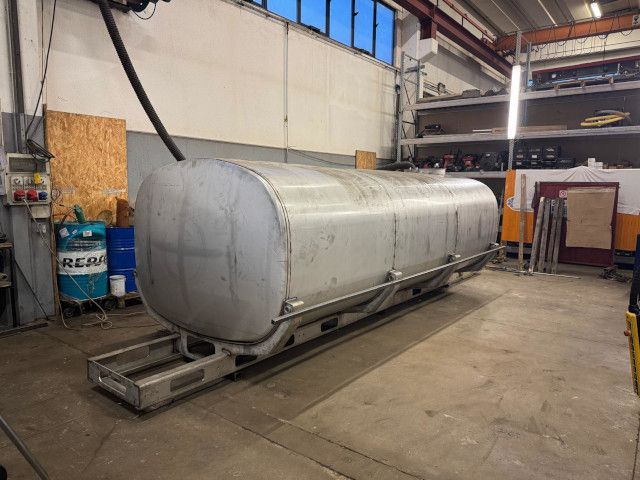 Progettazione e produzione cisterne per trasporto acqua e lavastrade su misura