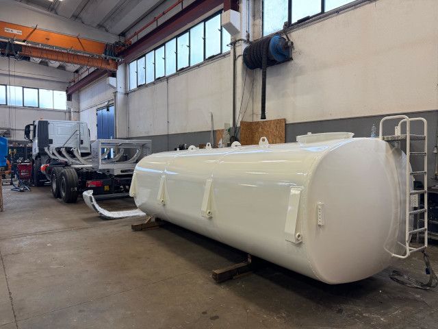 Progettazione e produzione cisterne per trasporto acqua e lavastrade su misura