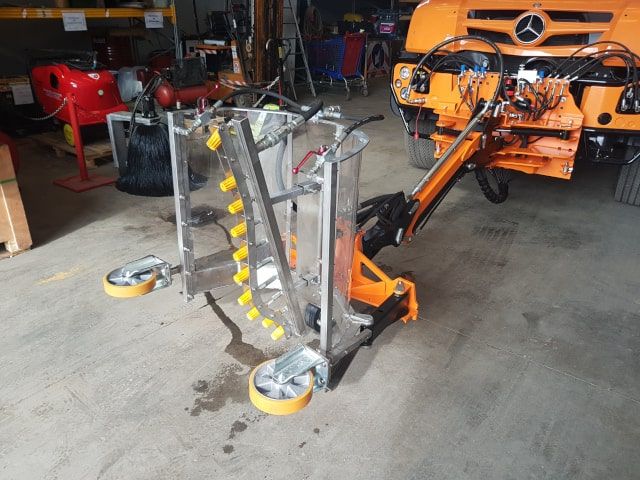 Spray cleaning bar for New Jersey and road barriers