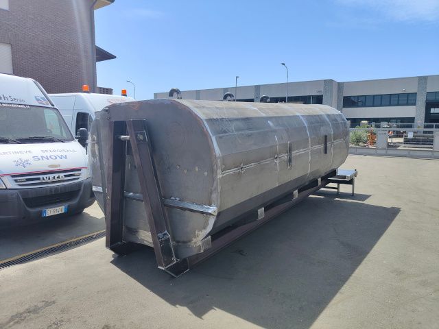 Progettazione e produzione cisterne per trasporto acqua e lavastrade su misura