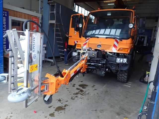Spray cleaning bar for New Jersey and road barriers