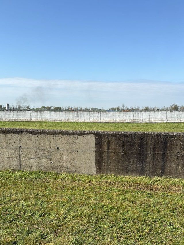 Spray cleaning bar for New Jersey and road barriers