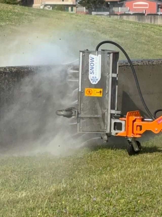 Spray cleaning bar for New Jersey and road barriers