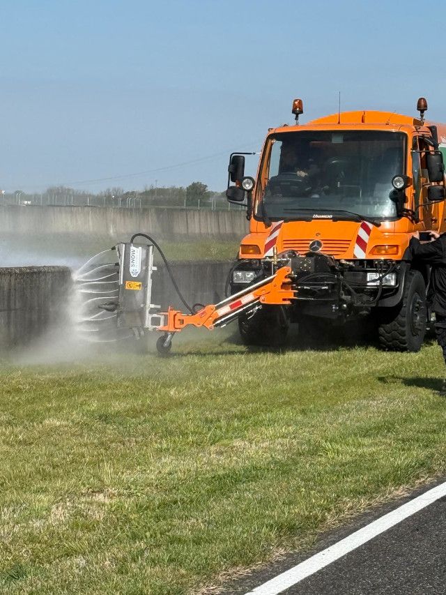 Spray cleaning bar for New Jersey and road barriers